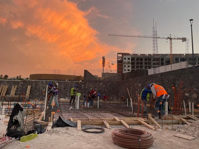 Obra en construcción al atardecer